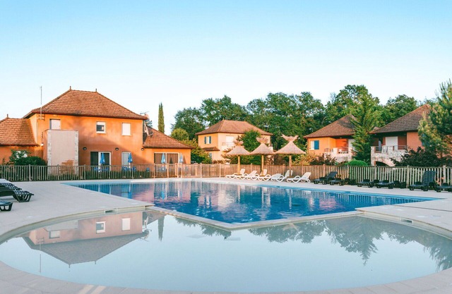 Nice apartment for 6 guests with WIFI, pool, TV, terrace, pets allowed and parking