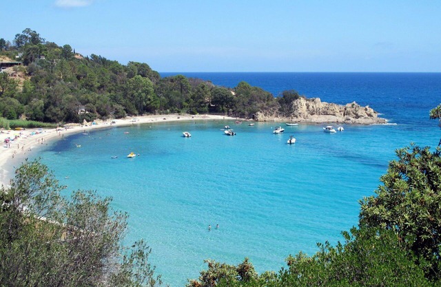 Nice apartment in villa for 4 guests with WIFI, pool, A/C, TV, patio and pets allowed