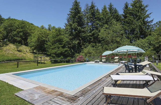 Nice apartment in villa for 4 people with pool, WIFI, TV, terrace and parking