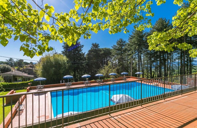 Nice apartment in villa for 4 guests with pool, WIFI, TV, terrace, pets allowed and parking