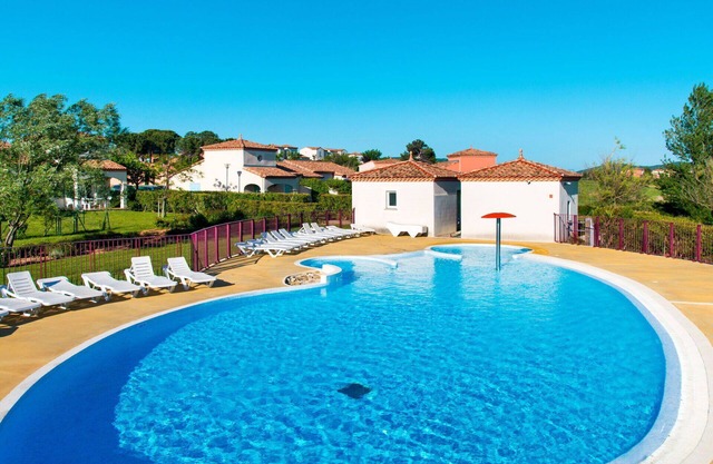 Nice apartment in villa for 8 people with WIFI, pool, hot tub, TV, terrace, pets allowed and par.