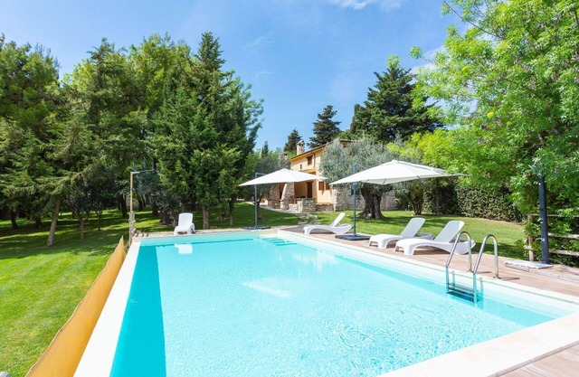 Nice apartment in villa for 6 guests with pool, WIFI, TV, terrace and parking