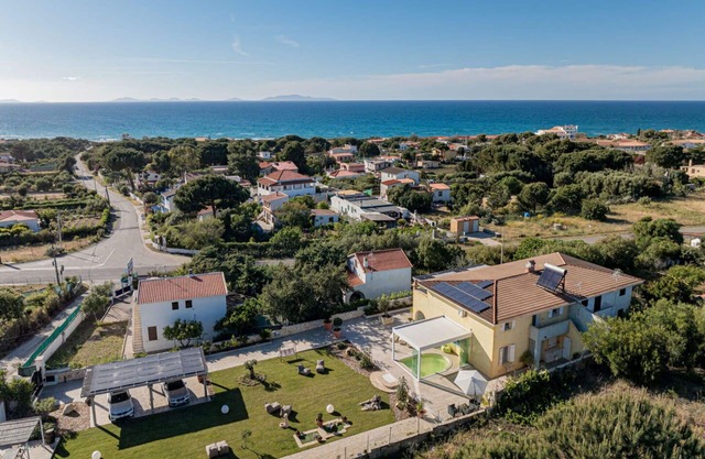 Nice apartment in villa for 5 people with pool, A/C, WIFI, TV and patio
