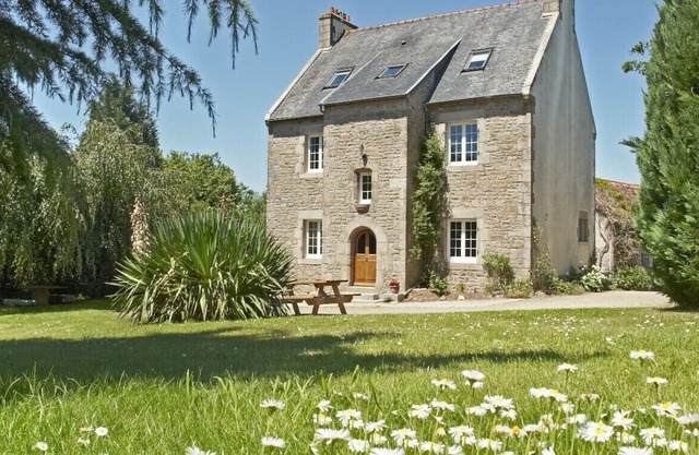 Nice character house, mature garden, friendly area, for families et friends