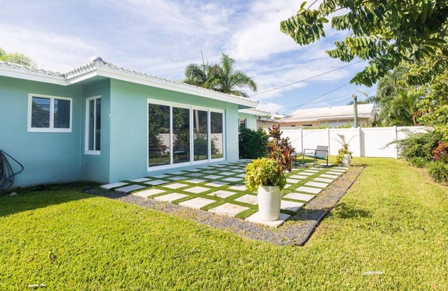 Nice & Comfortable House 3bed 2 bath w/3 parking!
