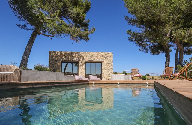 Nice domaine of 300 m² for 14 persons with heated swimming poo