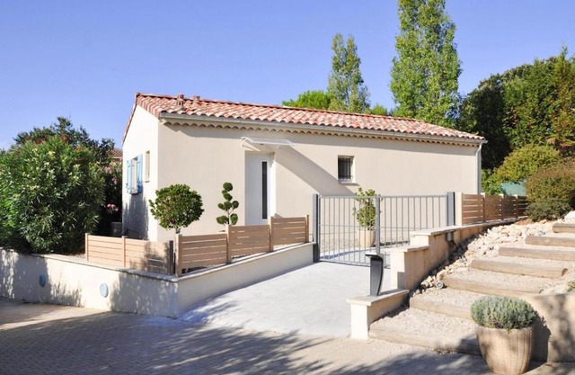 Nice holiday home with private terrace, Arpaillargues-et-Aureillac