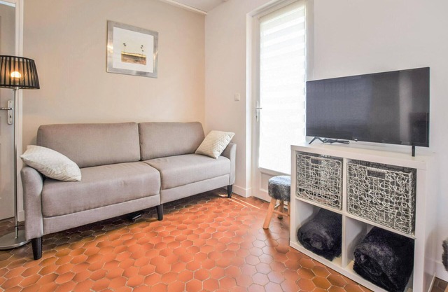 Nice home in Saint-Aubin-sur-Mer