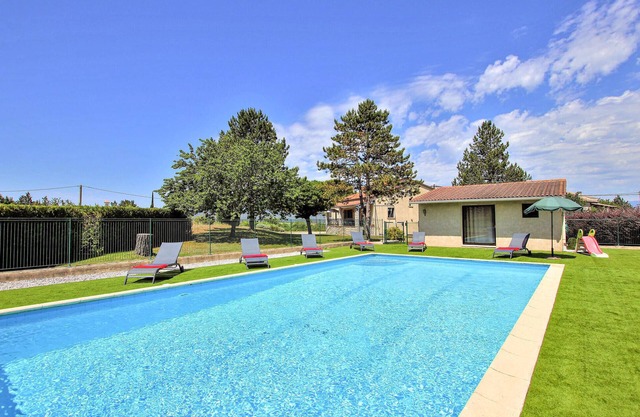 Nice home in Beaulieu