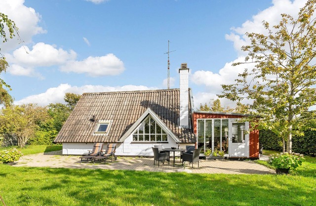 Nice home in Brenderup Fyn with kitchen