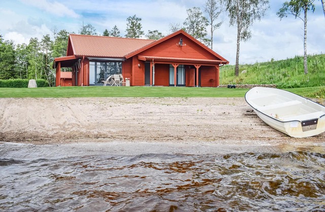 Nice home in Månsarp with lake view