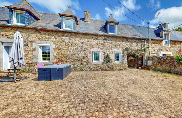 Nice home in Plouagat with WiFi
