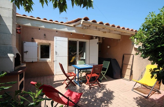 Nice house south exposed, located in a secured residence LES SABLES, for 4 persons, only at 250m.