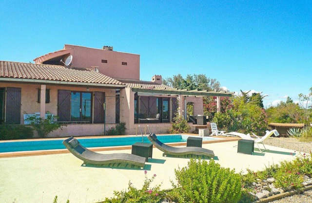 Nice house with private pool air conditionning and large views over sea