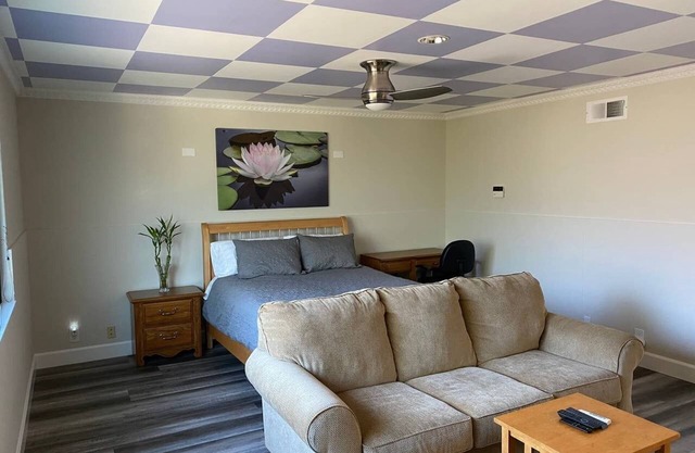 Nice & Quiet Master Bedroom, Centrally Located, AC, Free Parking