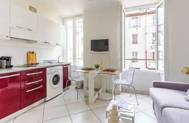 Nice seasonal STUDIO near jean Médecin, 10 mn beaches, downtown, quiet