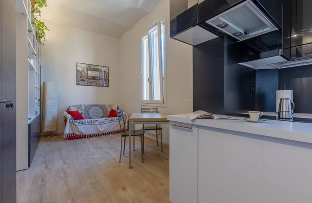 Nice studio apartment perfect for two people, located in a period building without a lift. The apartment is located in a convenient position for any type of stay. Near Giardini Margherita and the Sant'Orsola-Malpighi Hospital, it is also ideal for those