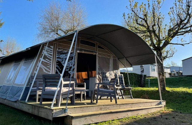 Nice tent lodge on a small-scale campsite on the Lac de Pareloupe reservoir