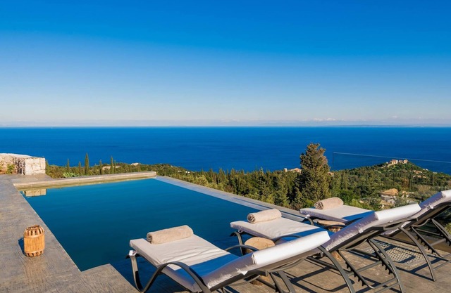 Nikolakos Villa - pirvate pool