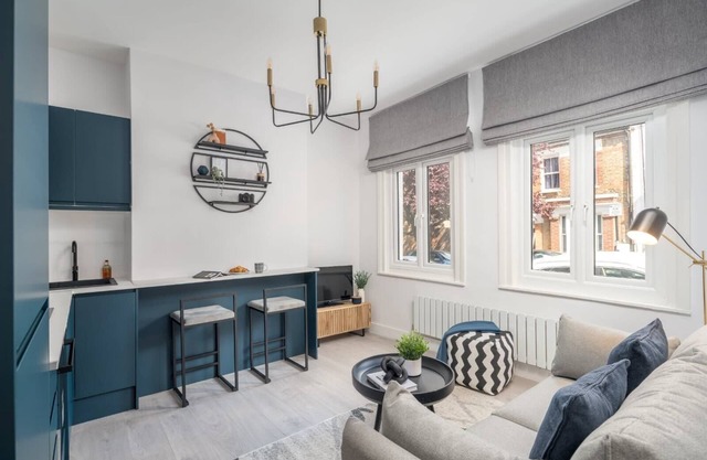 Nine Elms, London - Modern Three Bedroom Apartment