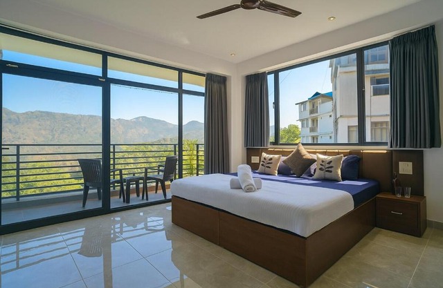 Nirvaan Cove ! Scenic 2bhk Apartment ! Mountain View ! Roof Top Restaurant ! Kasauli