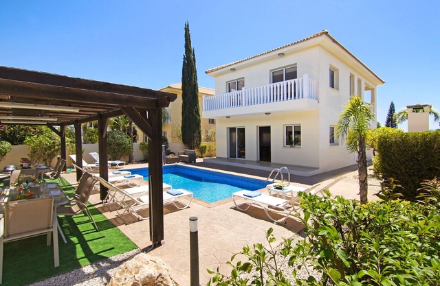 Nissi Adamite Villa - Walking to Nissi Beach