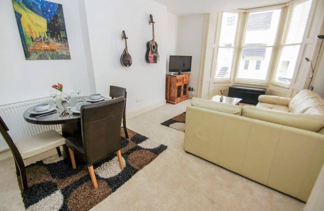 No 5 |Close to Seafront| by Brighton Holiday Lets