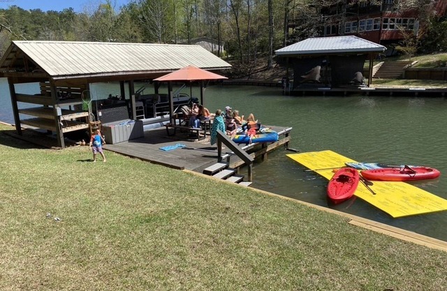 "No Agenda Lake Martin" Beautifully remodeled 5 Bedroom Home on a No Wake Cove
