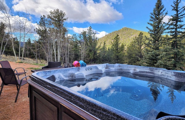 No Cleaning Fees, Spacious & Secluded Mountain Home, Pikes Peak Views, Hot Tub!