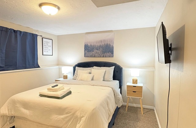No Frills 1bedroom suburban stay - West Valley City w/WiFi, AC, & private entry