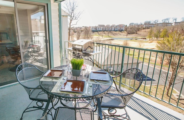 No Stairs! Great View - Massage Chair - Central Branson- Heated Pool-King Beds