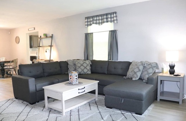No Stairs Rustic Farmhouse APT King Beds/Fast WIFI