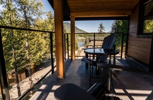 Nootka Cabin-Couples Getaway, Modern I OD Shower