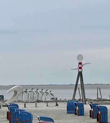 Nordseeküste am Deich mit schönem Garten