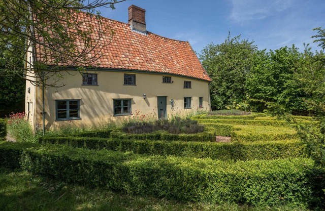 Norfolk's oldest house? Heritage property with free parking for 3+ cars