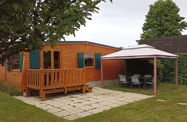 Normandy Near Deauville, 6-person apartment. private garden. swimming pool. Sea