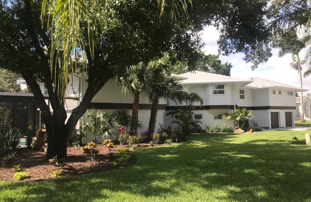 North Naples Spacious Home 3500 SqFt W/Hot Tub & Heated Pool, 8 Beds, Sleeps 12