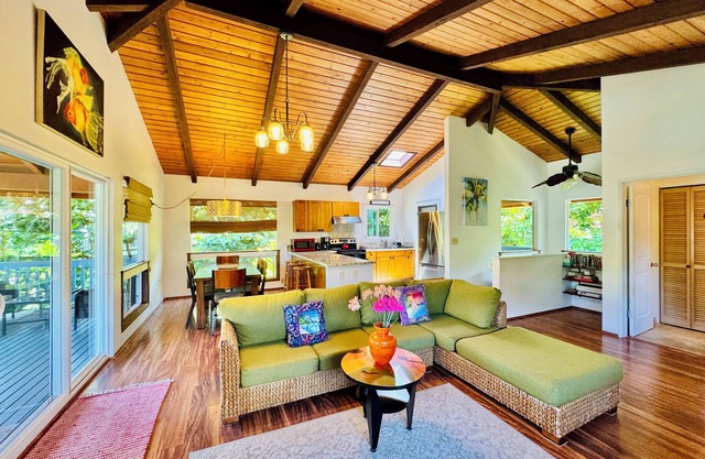 North Shore Retreat Haena. Walk to beach, restaurant, bar, cafe. Dog Friendly!