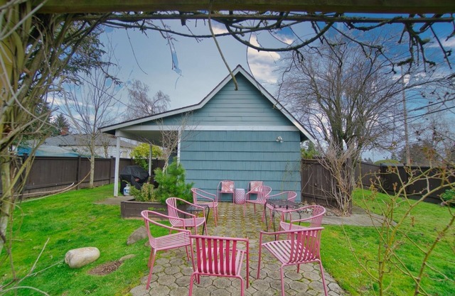 North Tacoma! Large remodelled home! Close To UPS, 6th Ave, and Proctor