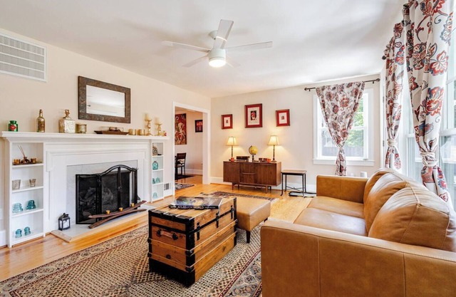 Northern VA Renovated 3BR 3 BA House with Fully Fenced in Yard and Pet Friendly!