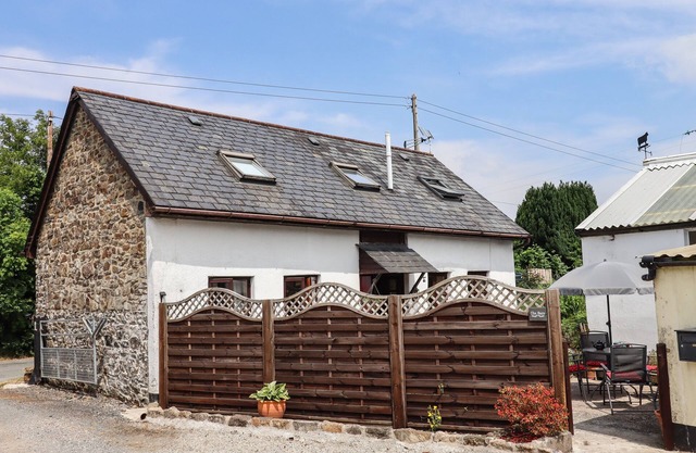 NORTHWOOD BARN, pet friendly, with a garden in Okehampton