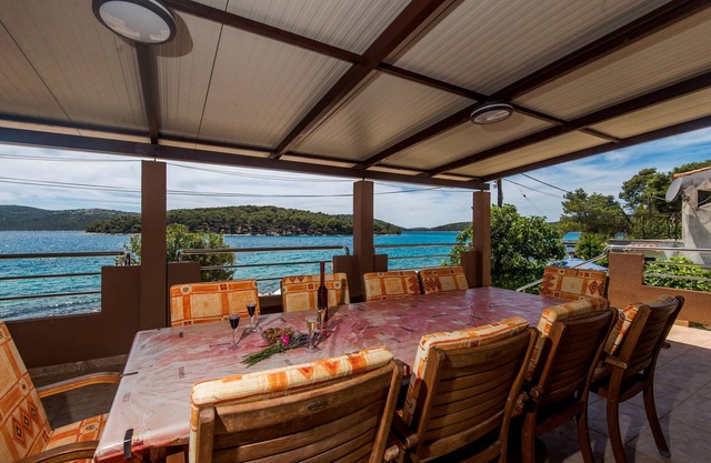 NOSTALGIJA three bedroom holiday home with sea view terrace