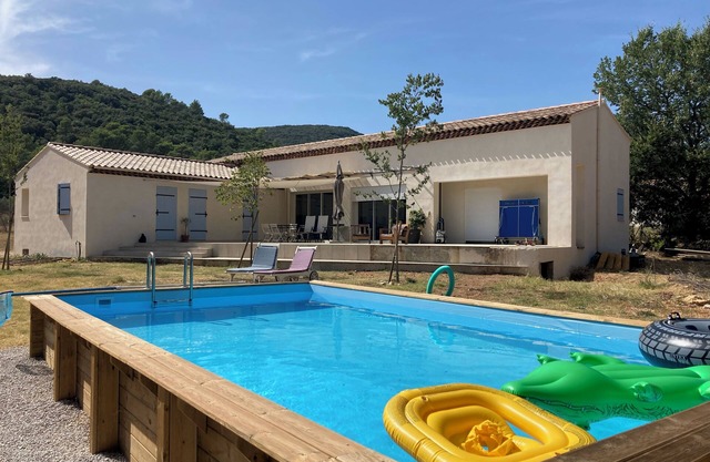 Notre Maison Familiale Avec Jeux Pour Enfants, Piscine, Ping Pong et Barbecue!