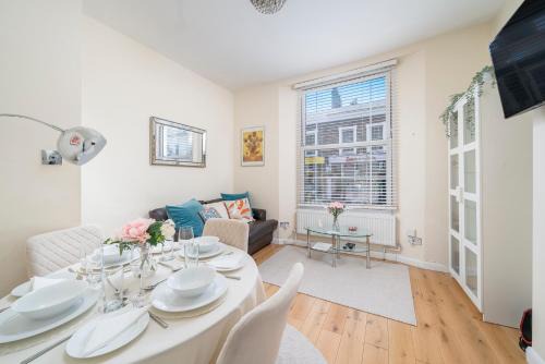 NOTTING HILL & HYDE PARK, Chic 2 DBL bed apartment, Moments to PORTOBELLO RD & KENSINGTON PALACE, 1 minute to Tube