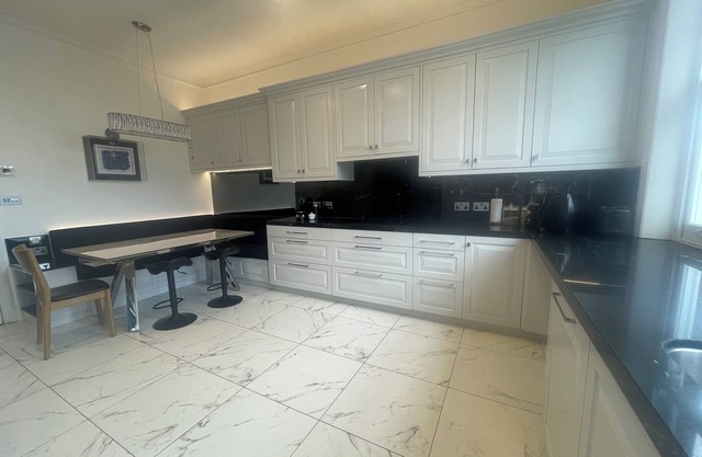 Notting Hill Luxurious Family Apartment, 4 bed+couch and 3 bathrooms