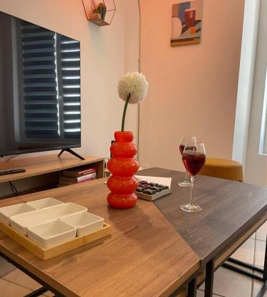 Nouveau! Appartement climatisé à 100m du marché- Tendance 70's