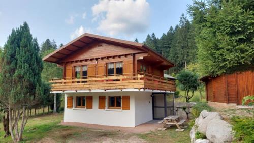 Nouveau chalet le Ské tout confort, terrain clôturé, garage proche lac
