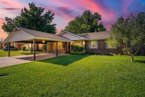 Nouveau Nichols Hills Trendy Spacious