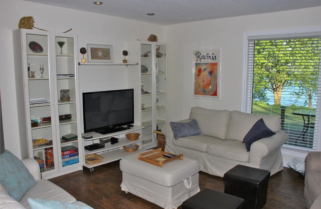 NOW THAT'S COZY - Elegant 3 BR on private sandy beach waterfront on Lake Erie