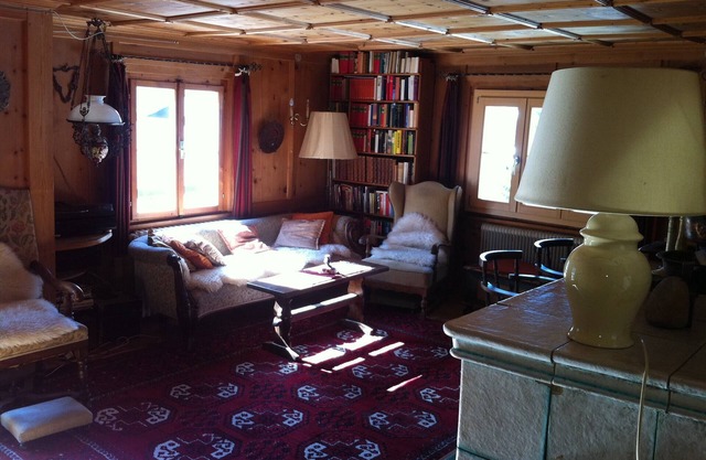 Now with pool and sauna, nice furniture, lots of books, pets welcome